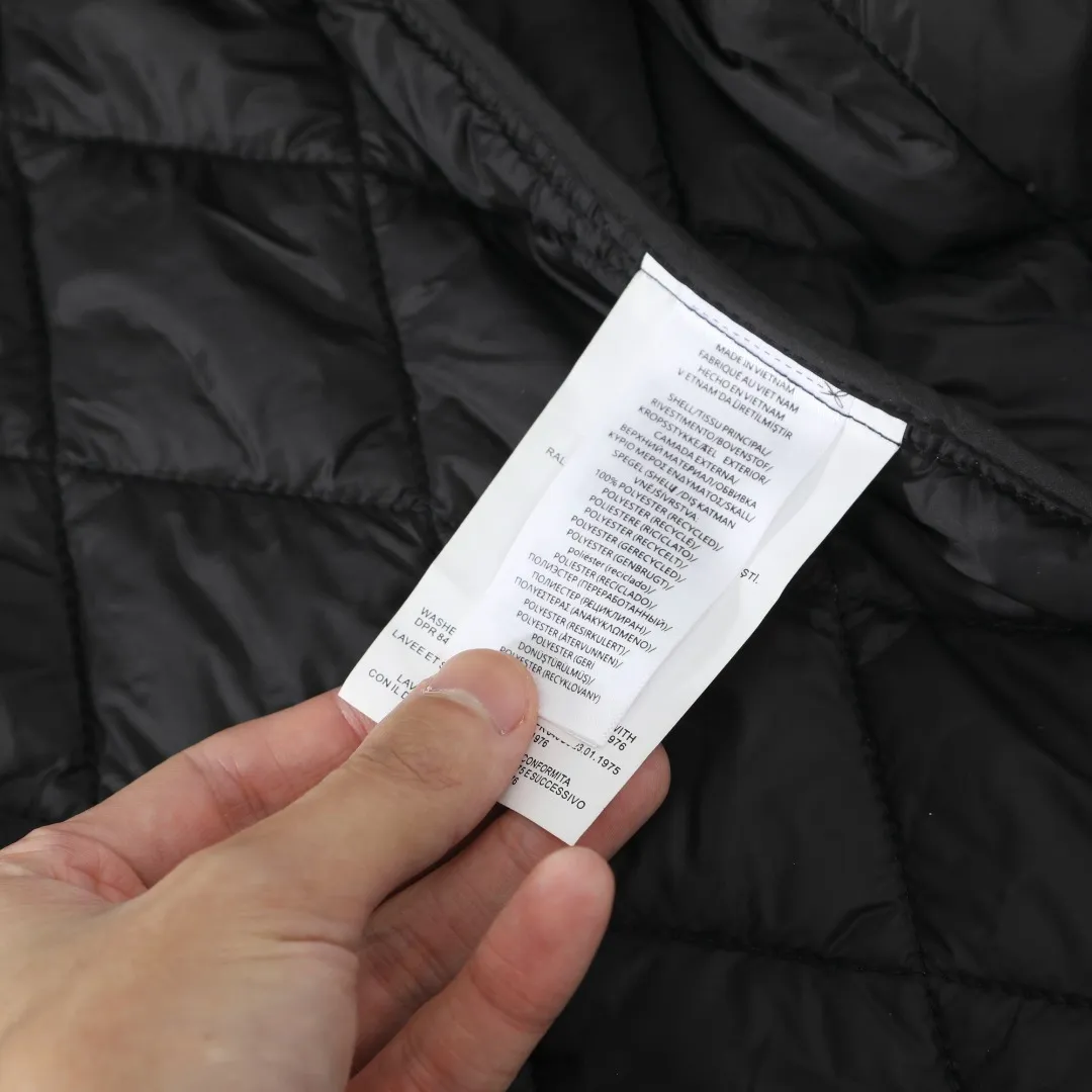 P370 #59 Ralph Lauren classic rhombus quilted cotton jacket for men and women. Inspired by retro workwear, it blends with contemporary British style. The imported machine-pressed rhombus quilting is accurately aligned, and the three-dimensional H-shaped tailoring is neat and slim. It is not bulky when layered in autumn and winter, and still maintains a light style.  Texture is reflected in the details: customized metal buckles, corduroy lapels, breathable eyelets under the arms, and slits on the hem, all replicating the brand's high-end genes. All excipients are standardized!  Five colors to choose from: black/khaki/brown/green/navy blue, easy to switch between commuting, leisure, and travel occasions. Function and appearance coexist: 37.5°C temperature control black technology, breathable and moisture-proof, anti-slip cotton patented fabric, temperature-locking, soft and waxy, durable and stylish. A retro warm-keeping item that can handle low temperatures calmly. The details are all made of craftsmanship, and the style has no limits. It has a classy look that will turn heads.  Color: Khaki Black Navy Green Brown Size: S M L